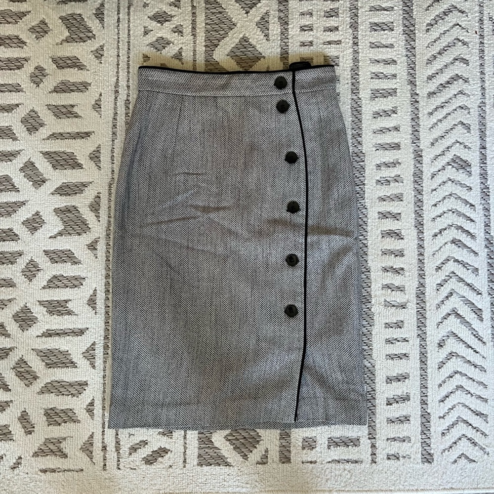 NWOT H&M Gray Pencil Skirt with Buttons in Size 0